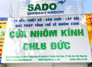 bảng hiệu nhôm kính