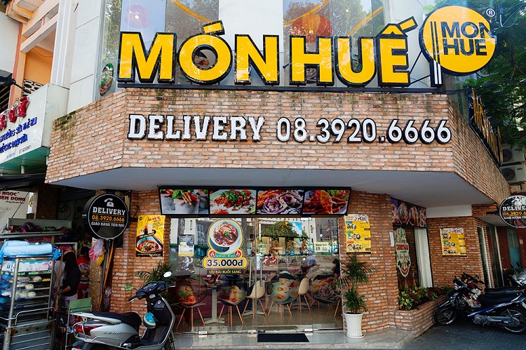 Bảng hiệu quán ăn món Huế