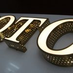 ưu điểm của biển chữ nổi mica gắn đèn led
