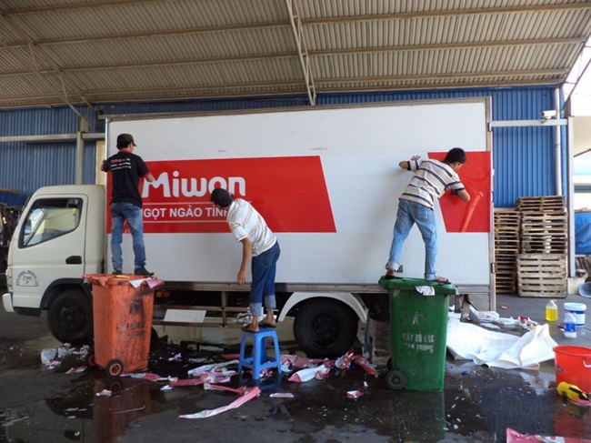 Dán decal quảng cáo xe tải 