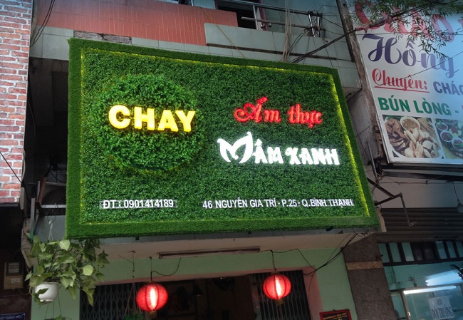 bảng hiệu cỏ nhân tạo kết hợp đèn led