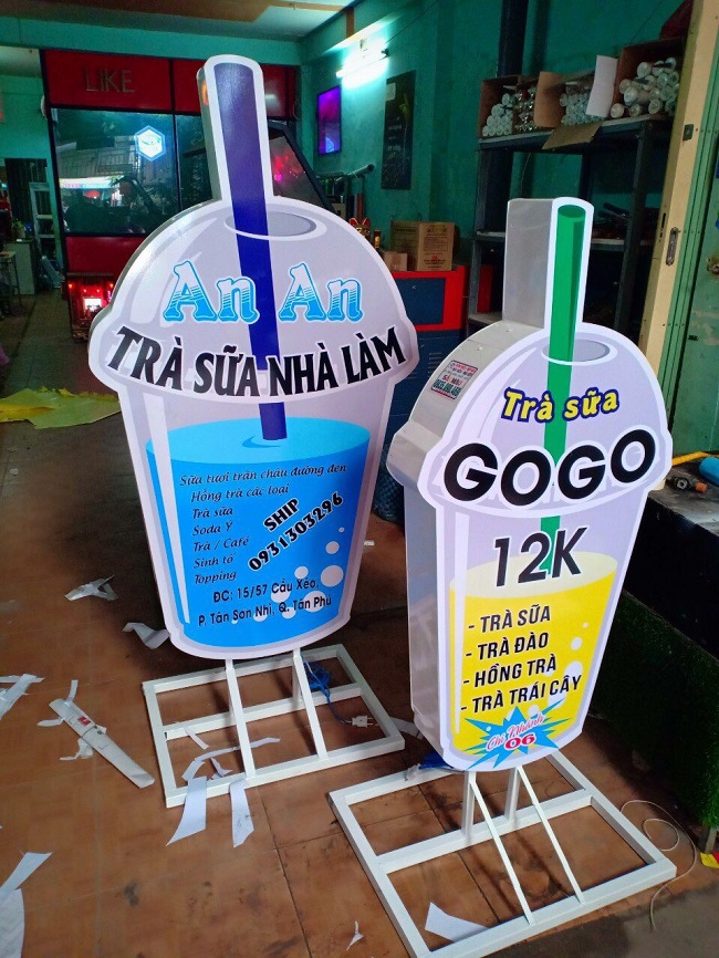 bảng hiệu hộp đèn đứng ly trà sữa