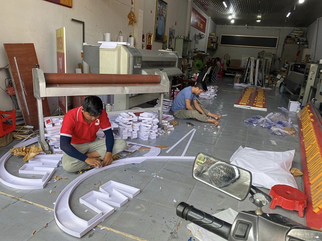 làm bảng hiệu hộp đèn đứng