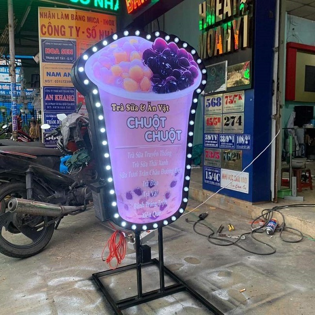bảng hiệu ly trà sữa đứng