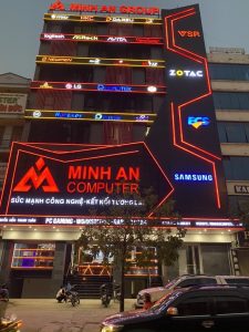 thi công bảng hiệu trên nóc tòa nhà