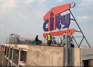 làm bảng hiệu trên nóc tòa nhà