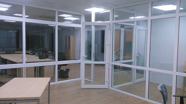 vách ngăn nhựa lỏi thép